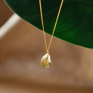OYSTER SHELL pendant necklace, gold-plated