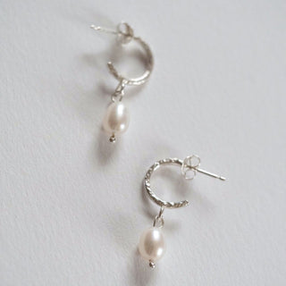 CILËSI pearl drop earrings, silver